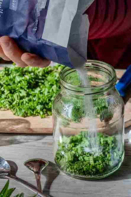 Kraut-Zucker-Lösung im Glas.